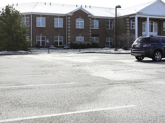 3rd image of 387 Golfview Ln
