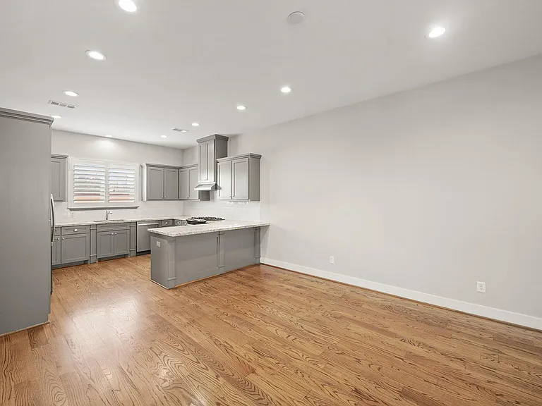 2547 Calumet St — Photo 17