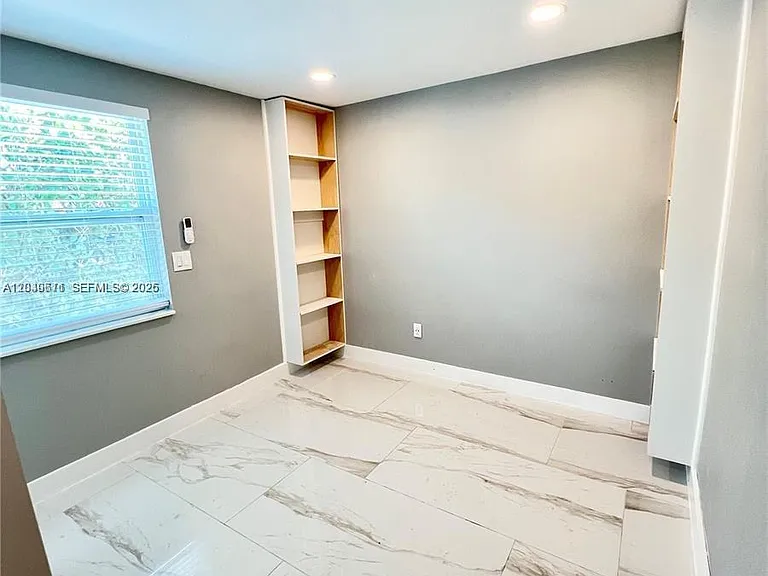511 N 70th Way — Photo 6