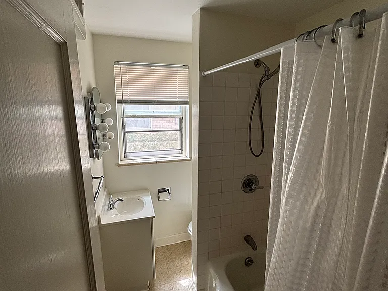122 W 7th Ave #C — Photo 8