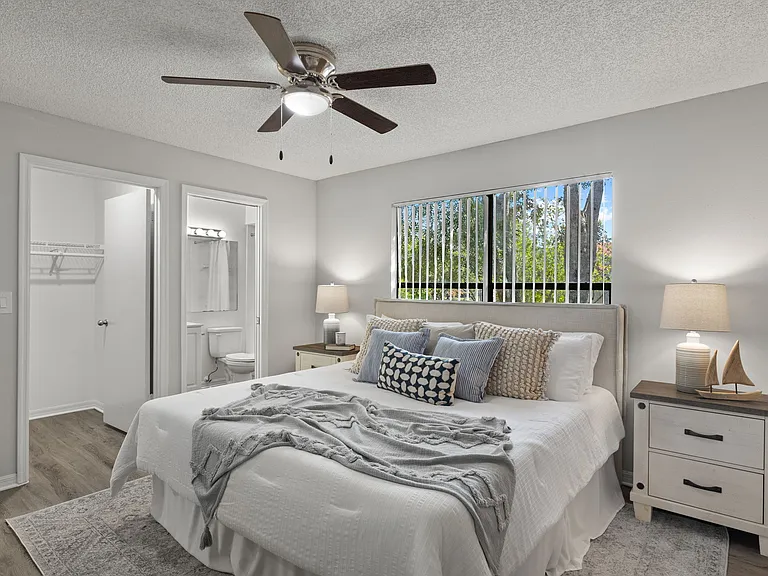 Oasis Naples Apartments — Photo 14