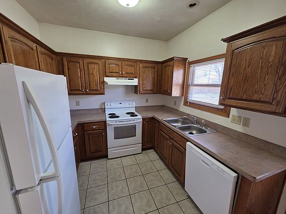 2nd image of 611 W 4th St #3