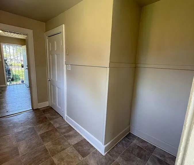 2864 Forest Manor Ave — Photo 3