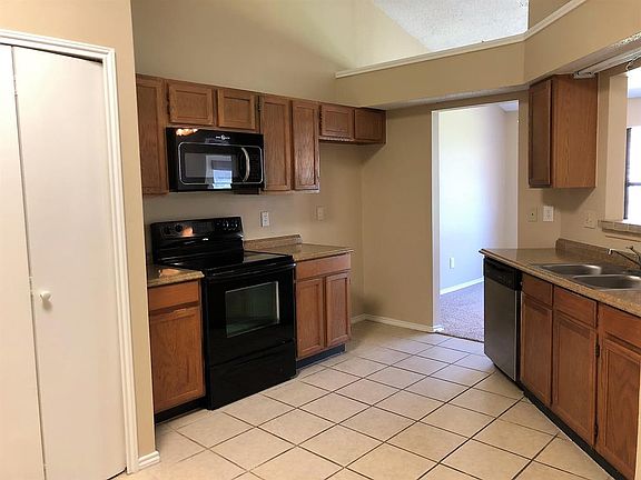 4th image of 2204 Thistlewood Ct