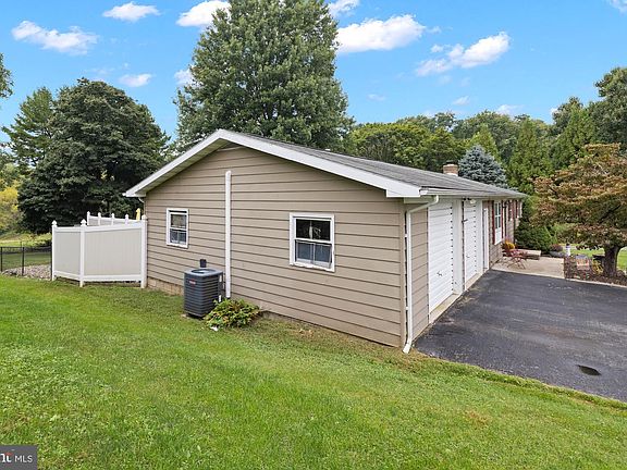 4th image of 4851 Blue Hill Rd