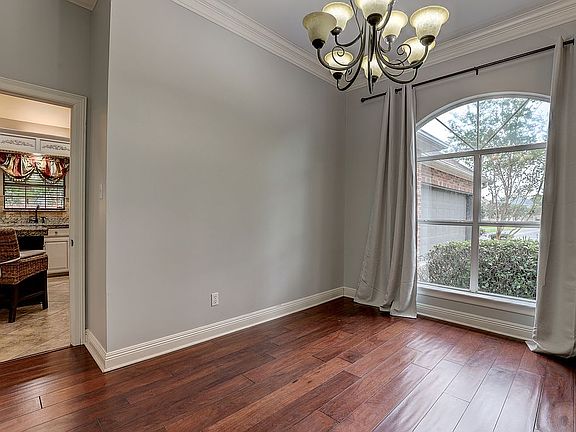 5th image of 300 Oakmont Cir