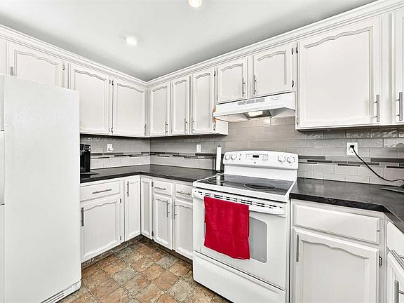 3rd image of 67 S Newcombe Cres