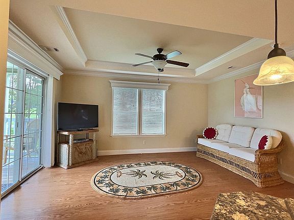 Living RM w/ Tray Ceiling