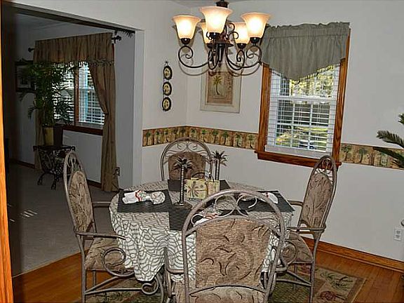 5th image of 115 Vine Dr