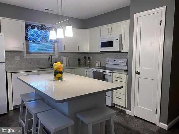 4th image of 501 Essex Ct