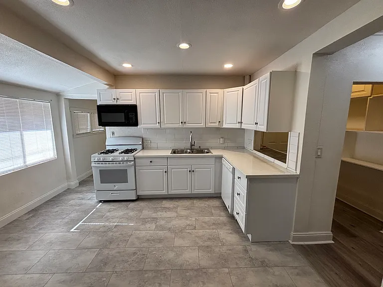 1013 Santiago Ave #A — Photo 2