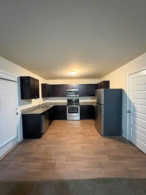 3 bed, 2.5 bath, 1468 sqft, $1,750 — Photo 2