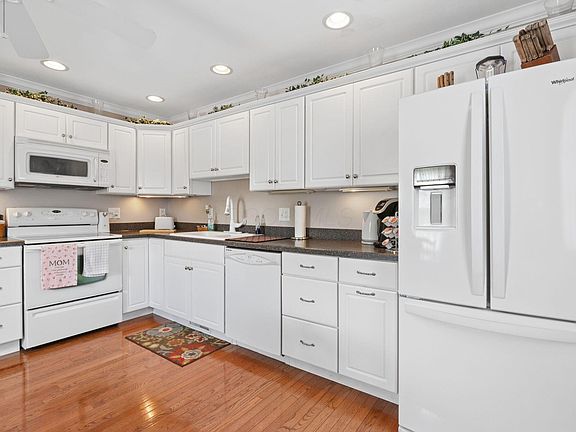 5th image of 128 N London St