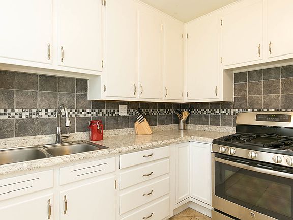 5th image of 824 Fountain Ct