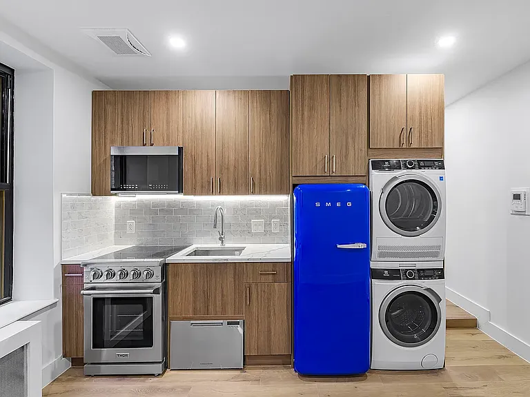 82-86 W Washington Pl #2D — Photo 3