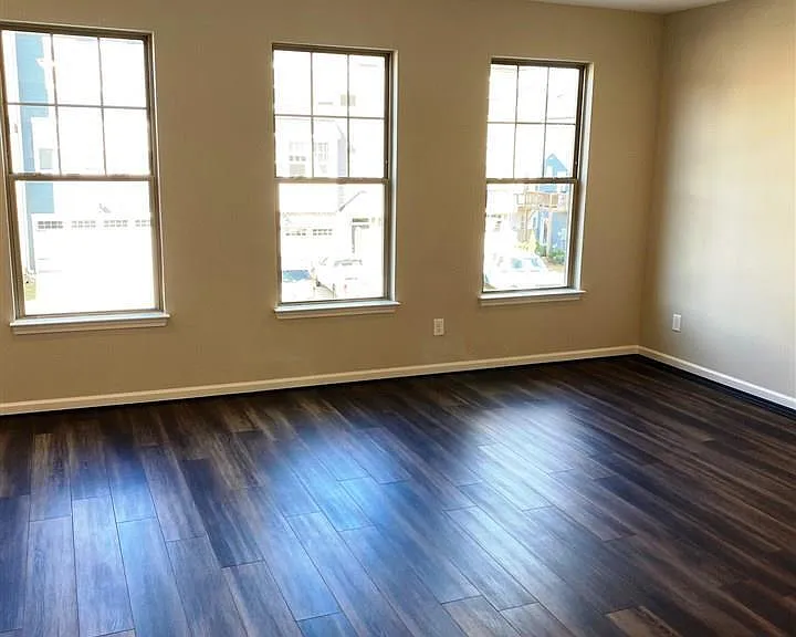 1015 Larabee Ln — Photo 4