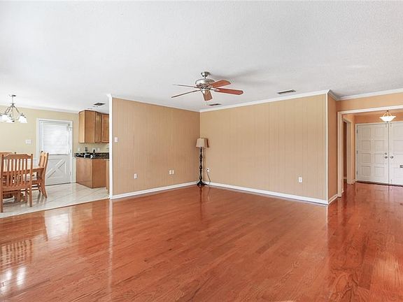 5th image of 117 W Imperial Dr