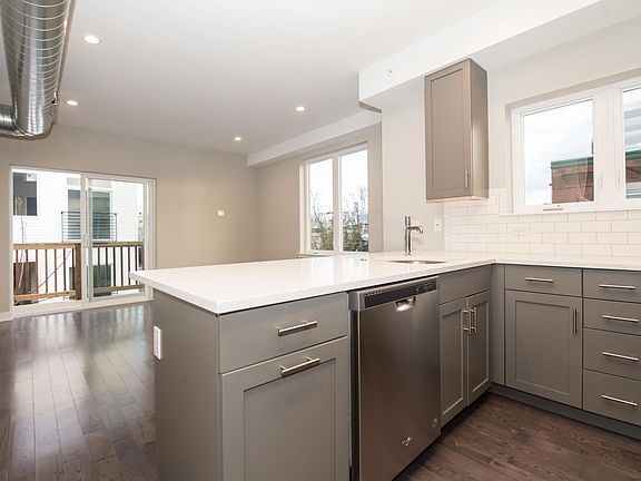 Breakfast Bar/Dishwasher