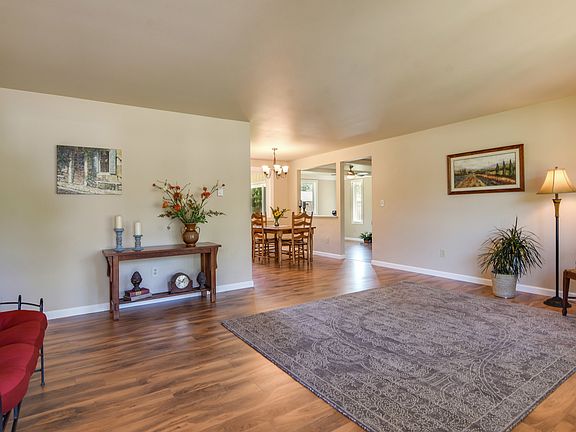 4th image of 424 Taylor Pl NE