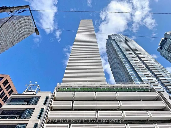 2221 Yonge St, Toronto, ON