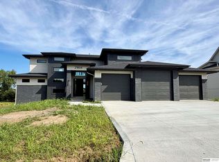 21804 Hackberry Dr, Gretna, NE 68028