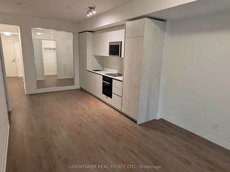 400 King St W #510 — Photo 3
