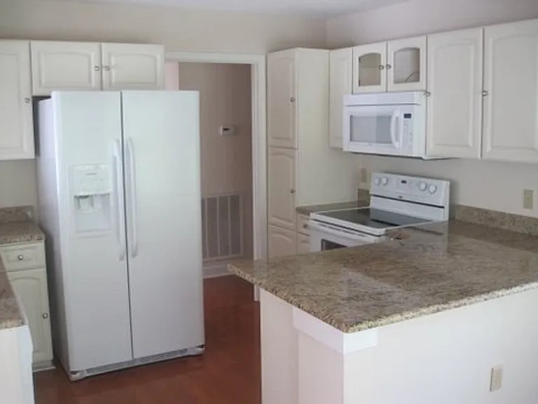 320 Kirkwood Dr — Photo 6