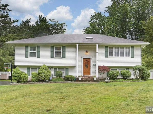 12 Dana Dr, Waldwick, NJ 07463