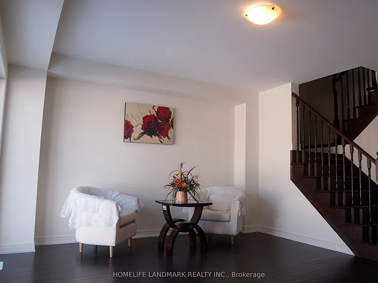 3944 Tufgar Cres — Photo 2