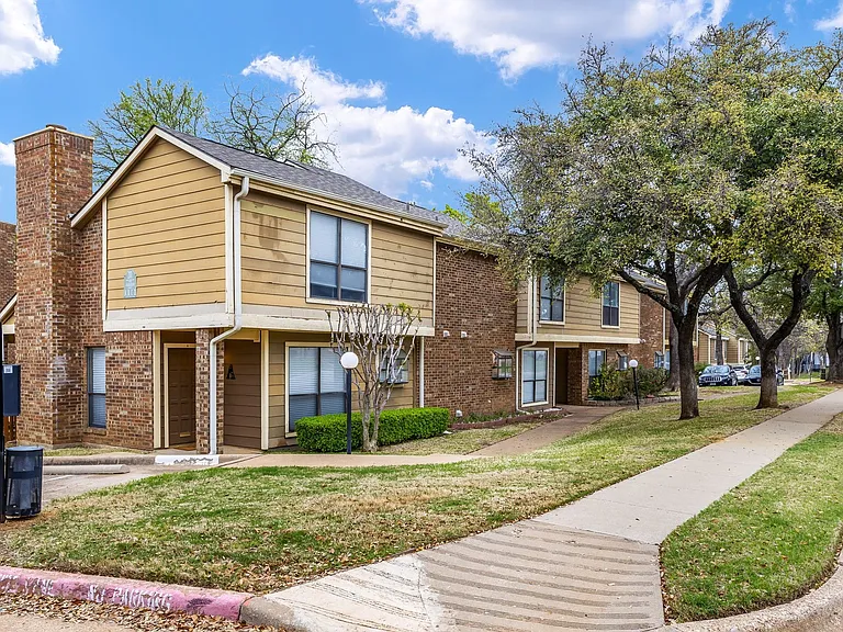View of front of property featuring a front yard