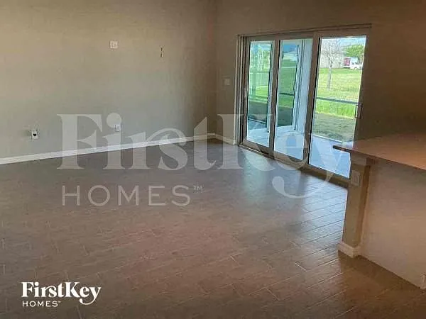 4 bed, 2.0 bath, 1614 sqft, $2,175 — Photo 3