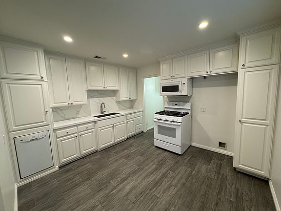 4th image of 1103 N Beachwood Dr