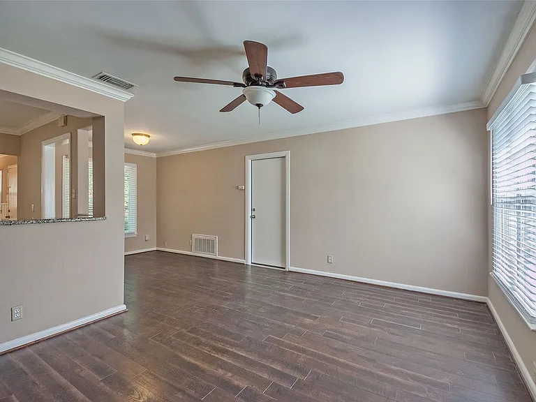 10619 Sylvia Dr — Photo 3