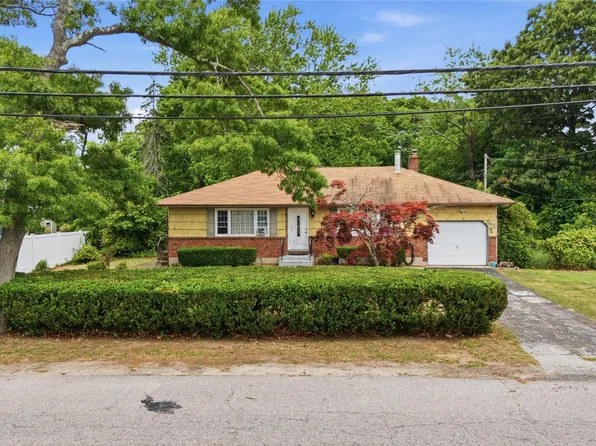 385 Manhattan Boulevard, Islip Terrace, NY 11752