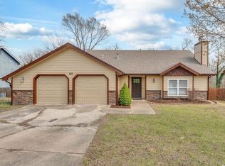 912 Chalk Hill Ct, Lawrence, KS 66049