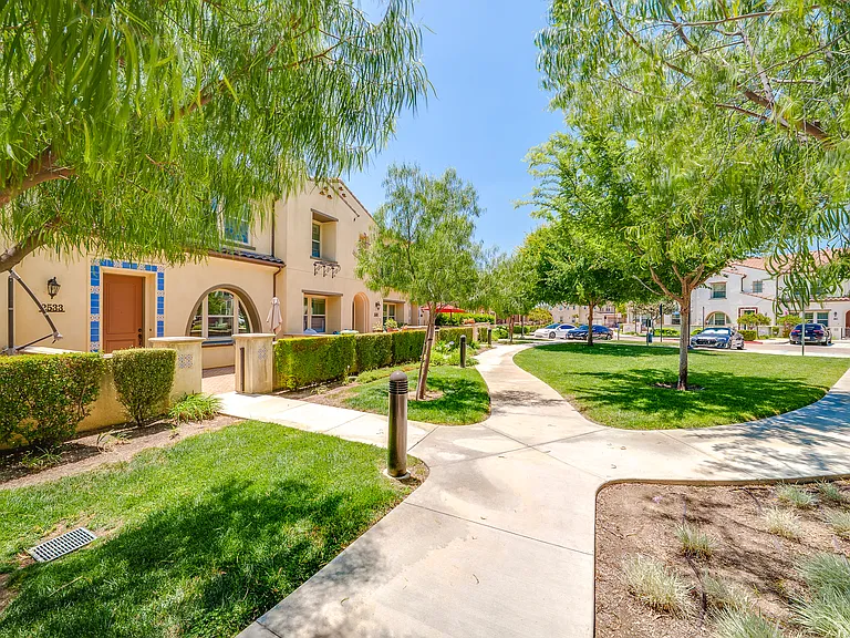 2533 Almeria Ln — Photo 28