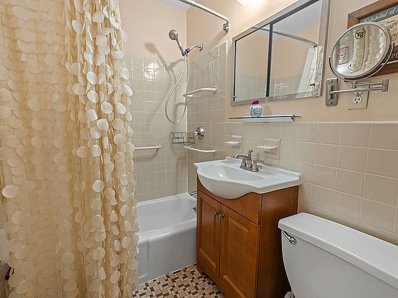 5th image of 75 Henry St APT 24A