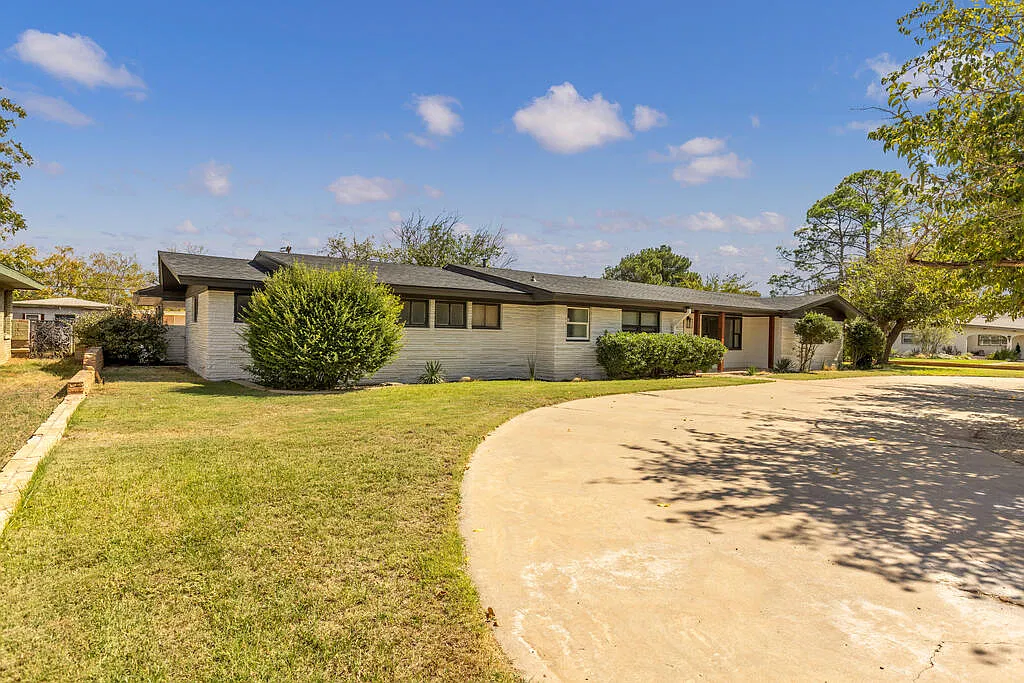 5 bed, 3.0 bath, 3740 sqft, $4,200 — Photo 2