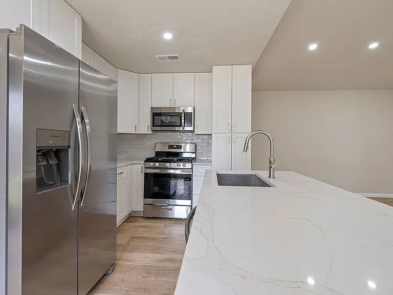 1204 Spearson Ln — Photo 6