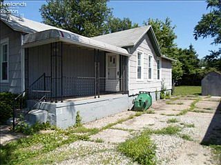 2nd image of 902 Woodlawn Ave