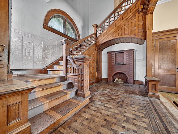 9th image of 1012 E Broadway St