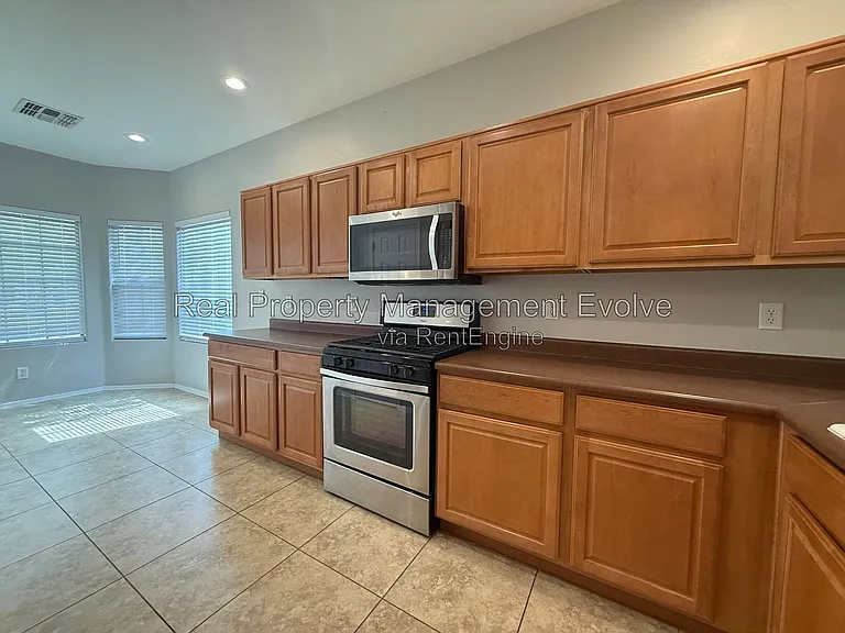 2513 W Woburn Ln — Photo 6