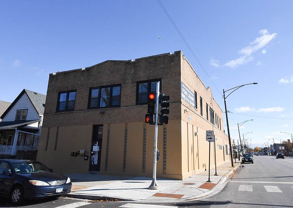 1st image of 4401 N Keeler Ave #E3