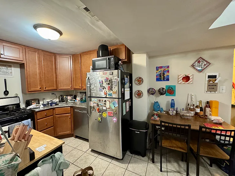 933 W Fletcher St — Photo 14