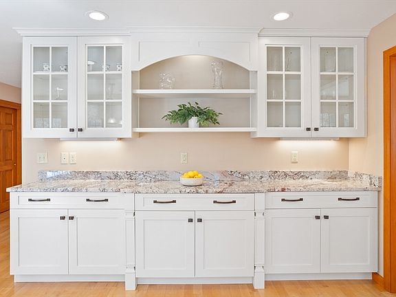 5th image of 8 Woodbury Dr