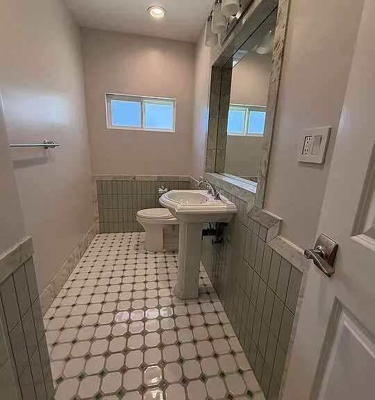 221 N Bowling Green Way — Photo 18