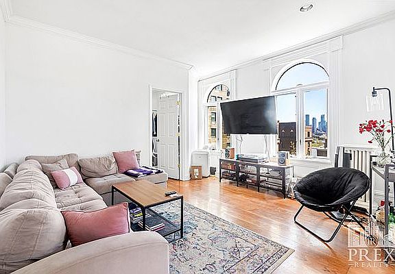 4th image of 34 Beekman Pl APT 4S