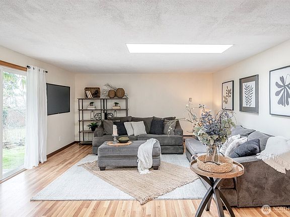 2nd image of 2414 Oak Drive