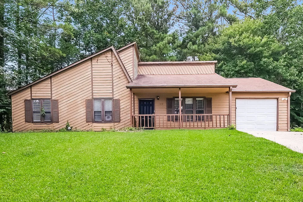 3 bed, 2.0 bath, 1260 sqft, $2,040 — Photo 1