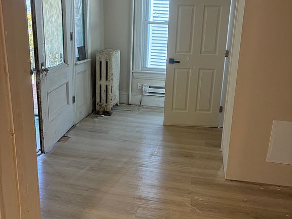 Livingroom/Foyer